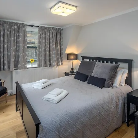 The Linden Gardens Apartment *