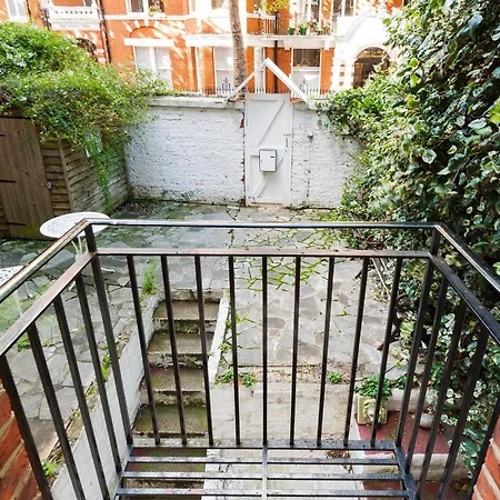 The Cheniston Gardens Abode Lejlighed London