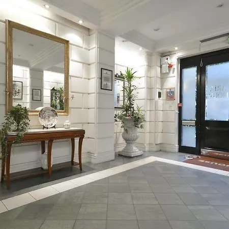 Uber Eye House Apartment London