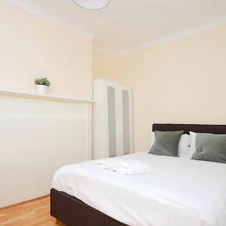 35 Swinton Street 3* London