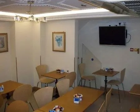 Holland Court 3*
