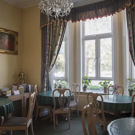 Her Majesty Bed & Breakfast