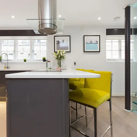 Stylish 3 Bedroom Mews South Kensington *