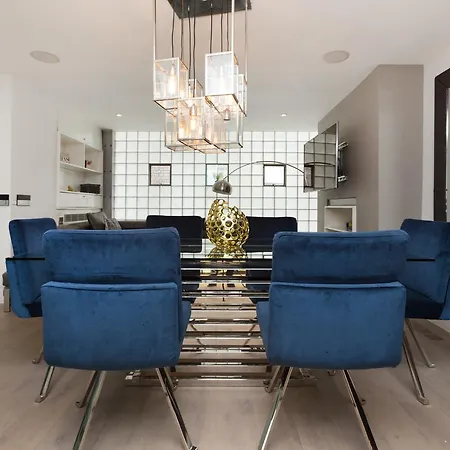 Stylish 3 Bedroom Mews South Kensington Apartment London