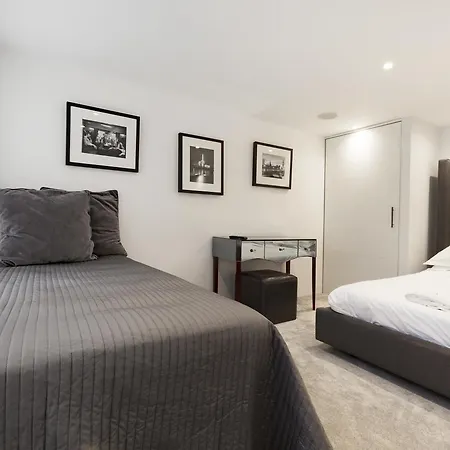 Stylish 3 Bedroom Mews South Kensington Apartment London