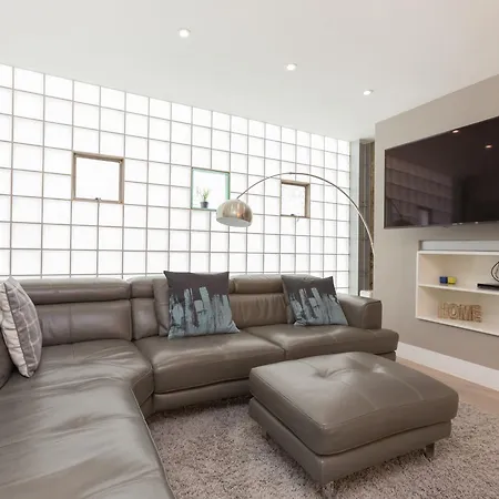 Stylish 3 Bedroom Mews South Kensington *