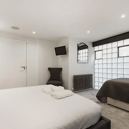 Stylish 3 Bedroom Mews South Kensington *