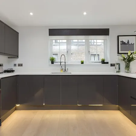 Stylish 3 Bedroom Mews South Kensington Apartment