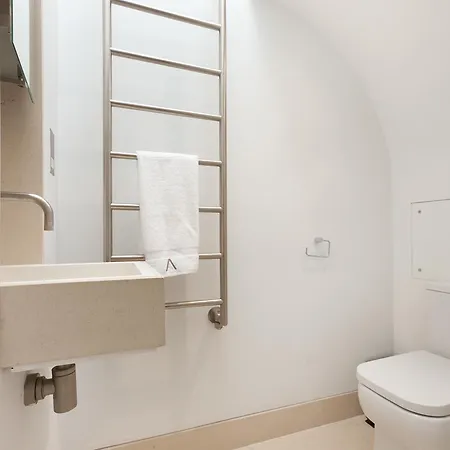 Stylish 3 Bedroom Mews South Kensington Apartment London