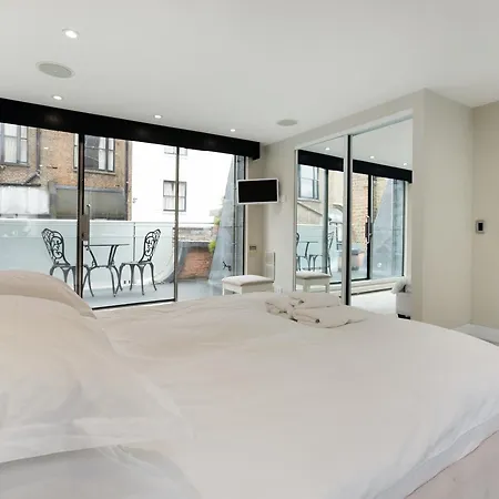 Stylish 3 Bedroom Mews South Kensington Apartment