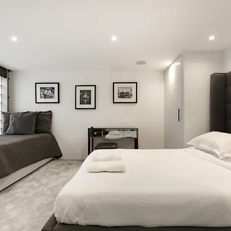 Stylish 3 Bedroom Mews South Kensington * London