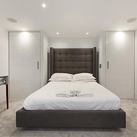 Stylish 3 Bedroom Mews South Kensington *