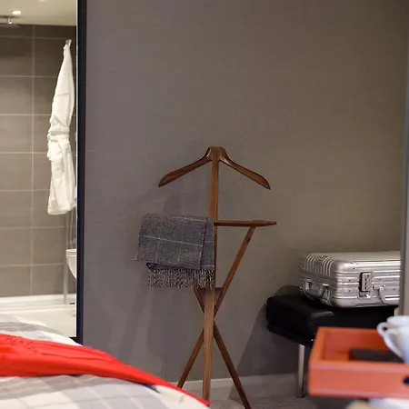 The - Putney Hotell