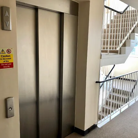 5 Mins Putney Tube Station Apartment London