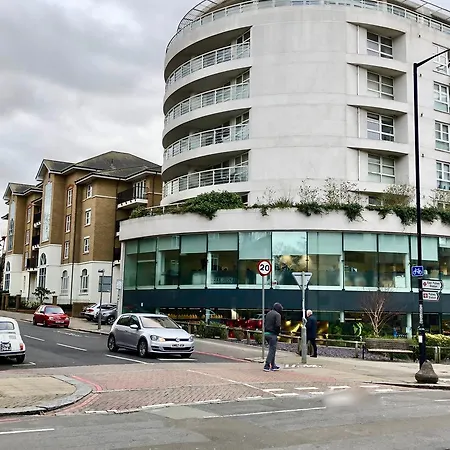 5 Mins Putney Tube Station Apartment London