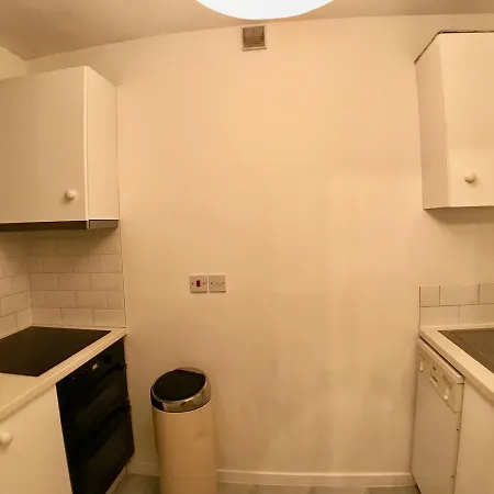 Apartment 5 Mins Putney Tube Station *