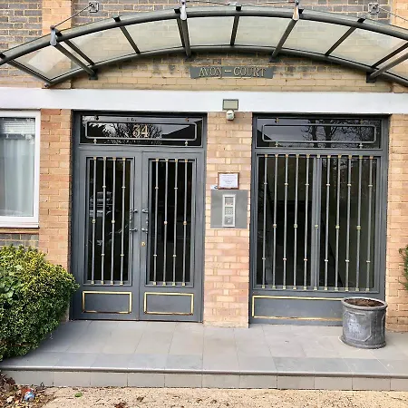 5 Mins Putney Tube Station Apartment