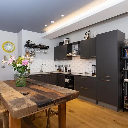 Apartment 1 Bedroom Converted Warehouse In Stoke Newington London