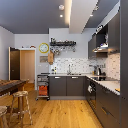 1 Bedroom Converted Warehouse In Stoke Newington Apartment