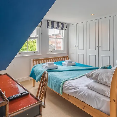 Large Family In Fulham Holiday home London