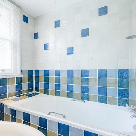Large Family In Fulham Holiday home London