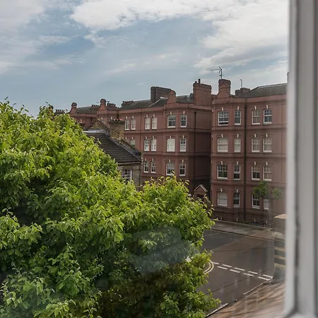 Large Family In Fulham Holiday home London