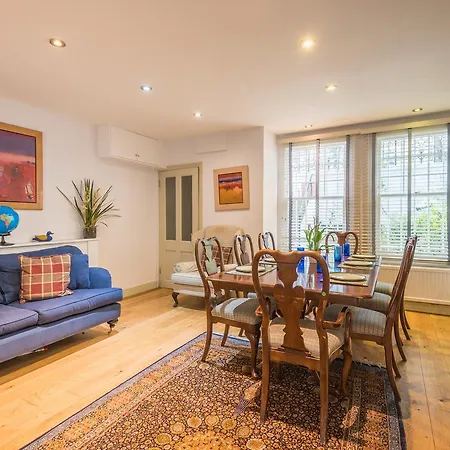 Large Family In Fulham Holiday home London