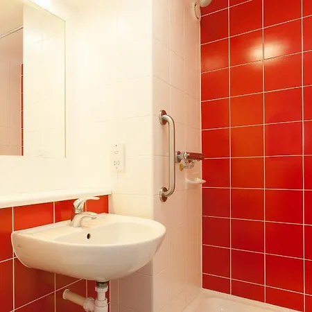 Travelodge London Kingston Upon Thames Hotel 3*
