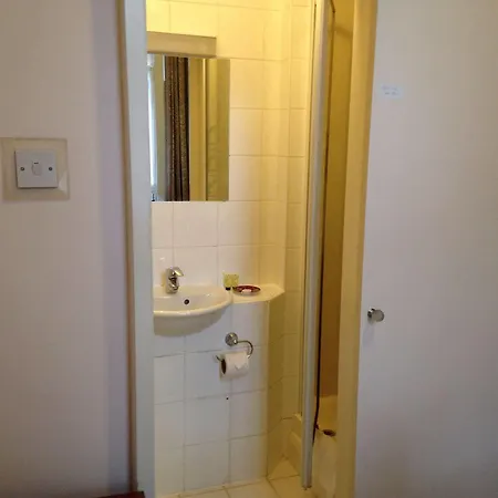 Отель Merlyn Court 2*
