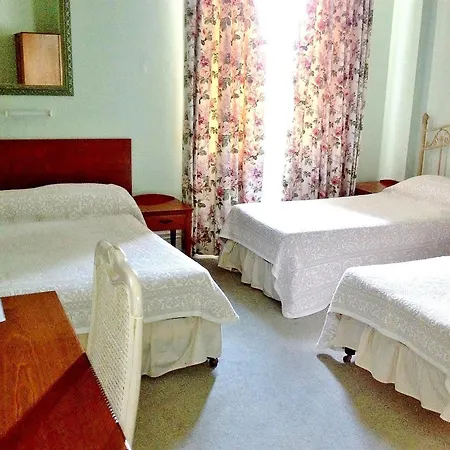 Merlyn Court Отель