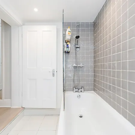Wilton Road Apartment *