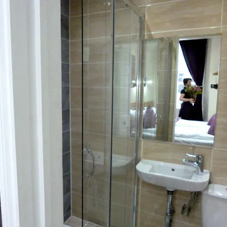 Cardiff 3* Richmond (Greater London)