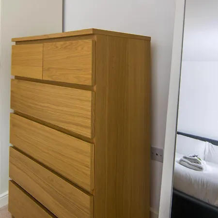 Wharf - Water Gardens Apartment London