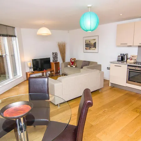 Wharf - Water Gardens Apartment *