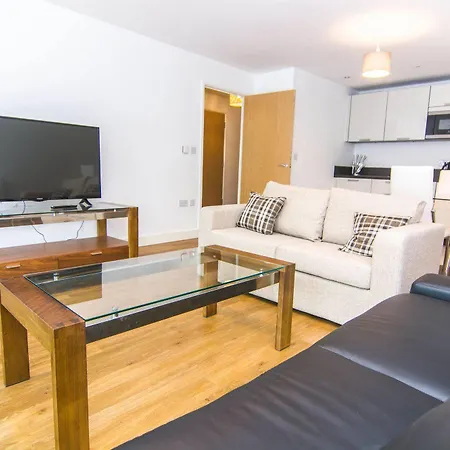 Wharf - Water Gardens Apartment *