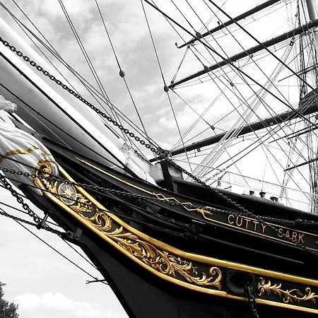 Dockside Walk - Canary Wharf Londyn