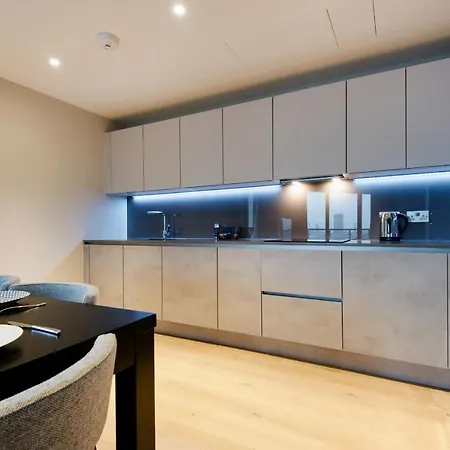 Deluxe Victoria Close To Buckingham Palace By Underthedoormat Apartment *