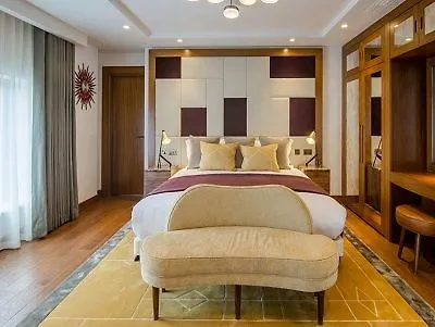Devonshire Club & מלון 5*