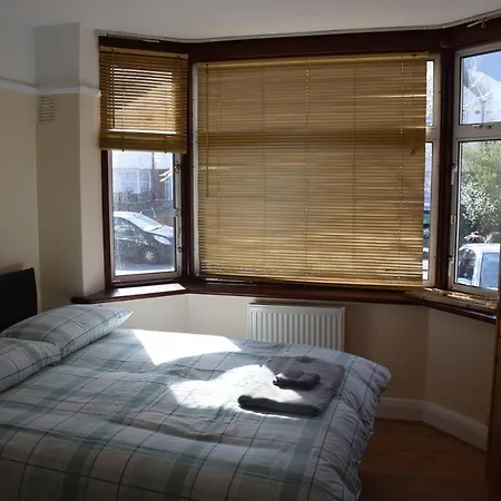 Sandhurst Apartment *