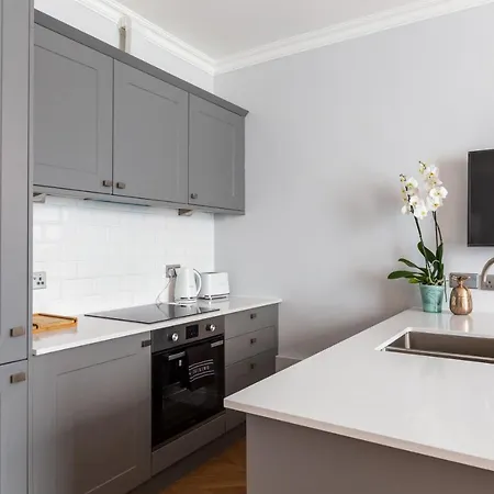 The Lempicka 2 Bedroom Flat And Garden In Notting Hill