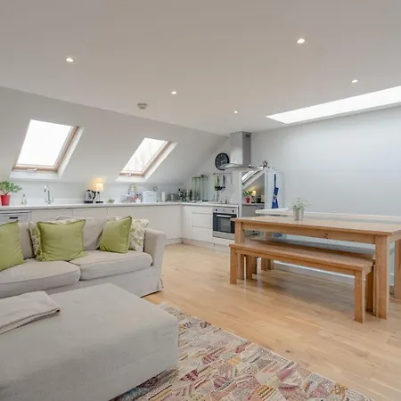 2 Bedroom Hammersmith Grove Sleeps 4 *