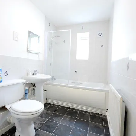 Excel Waterfront Apartments Apartment *
