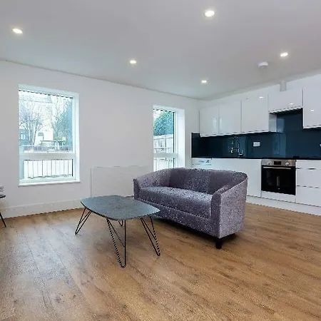Hotel Oyo 136 Kings Ave New Builds 3*