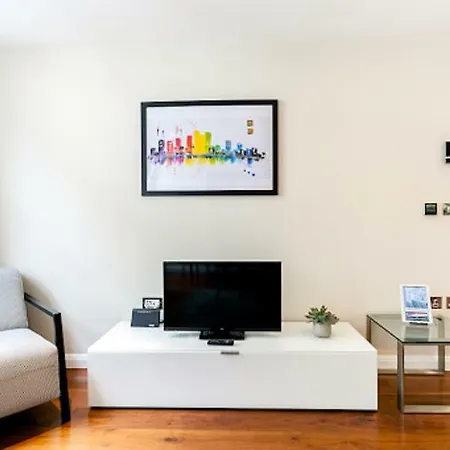 Chancery Lane Apartment *