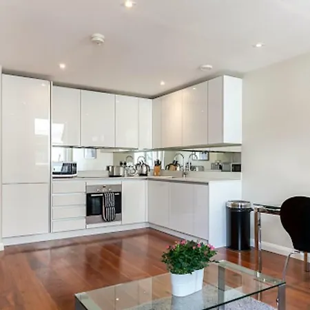 Chancery Lane Apartment *