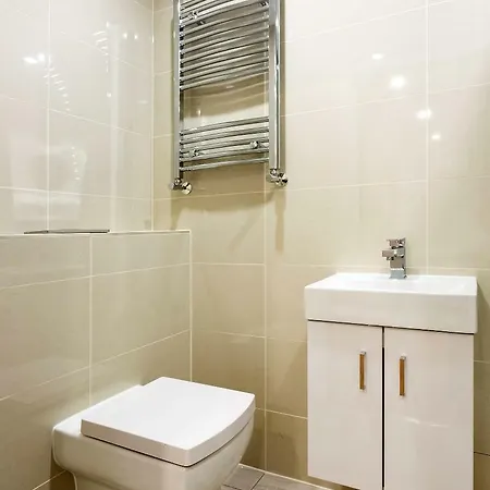 Hotel Oyo 136 Kings Ave New Builds 3*