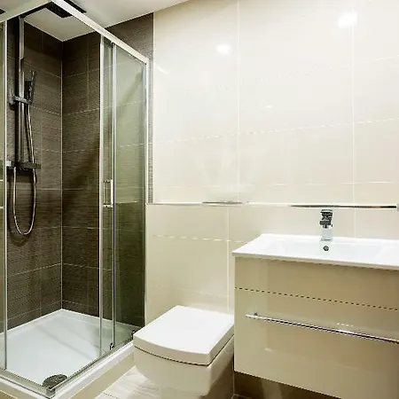 Oyo 136 Kings Ave New Builds Hotel 3*