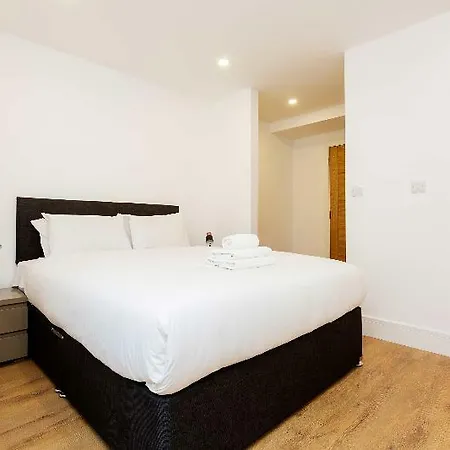Oyo 136 Kings Ave New Builds 3* London