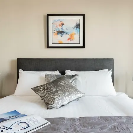 36th Floor Semi Penthouse Apartment London