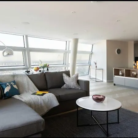 36th Floor Semi Penthouse Apartment London